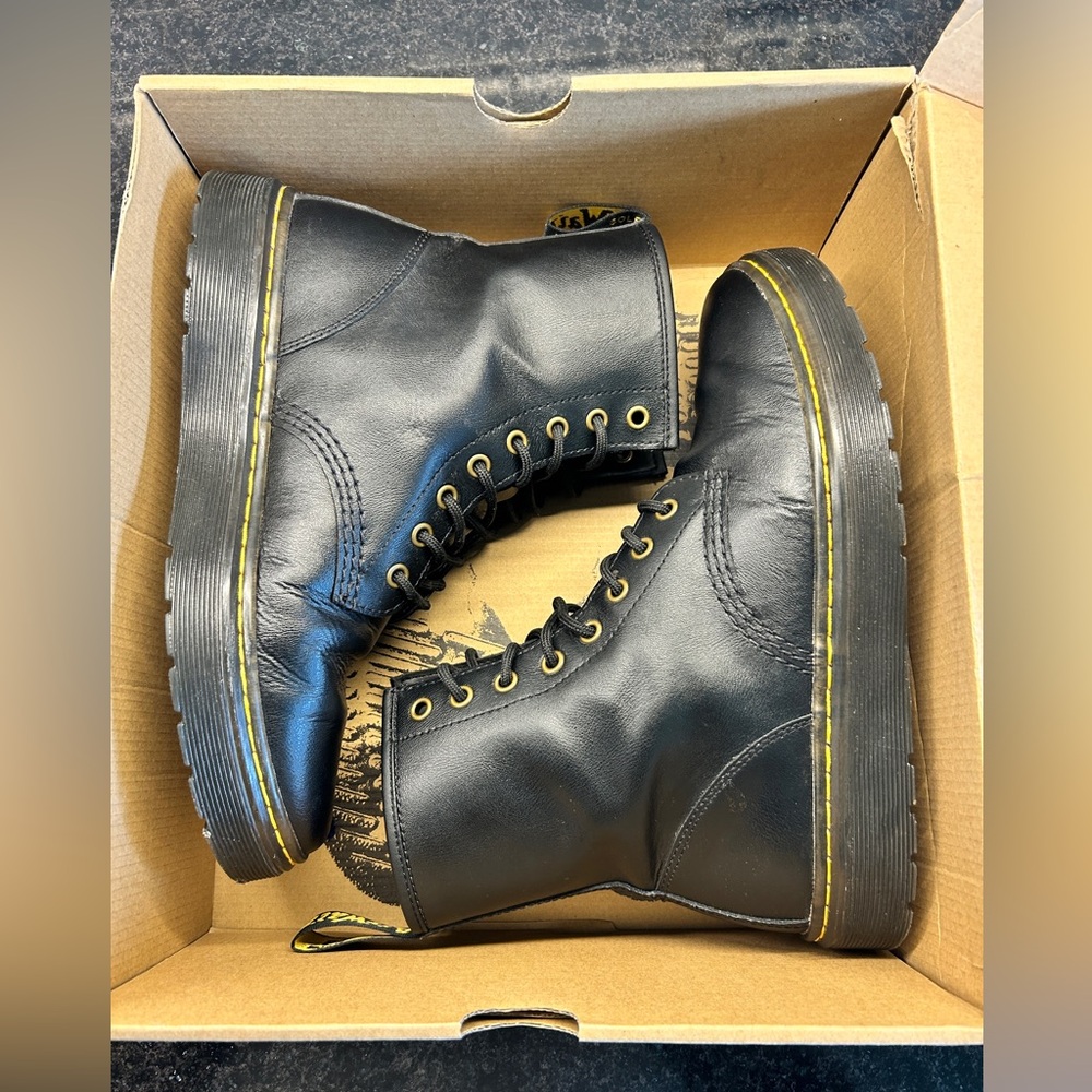 Dr. Marten Airwave Zavala Size 9 women's size 8 in Men's.  Box included.